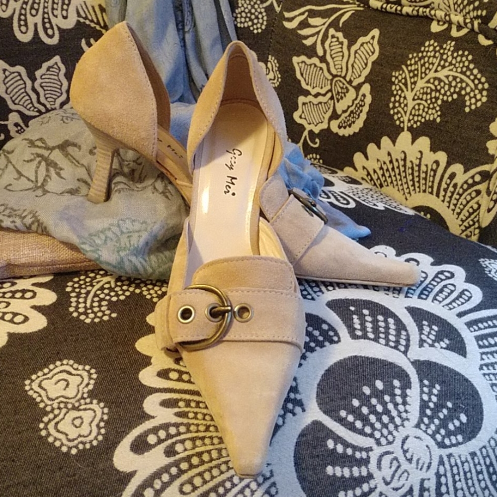 Grey Mer Tan Suede Pumps